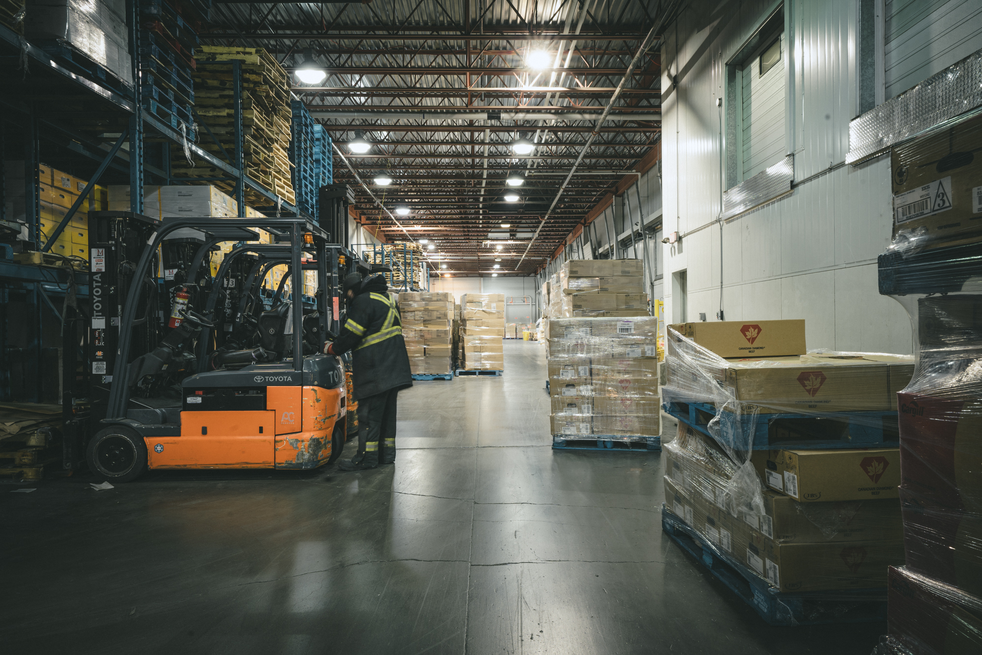 ever-cold-vancouver-cold-storage-warehouse-employees-working